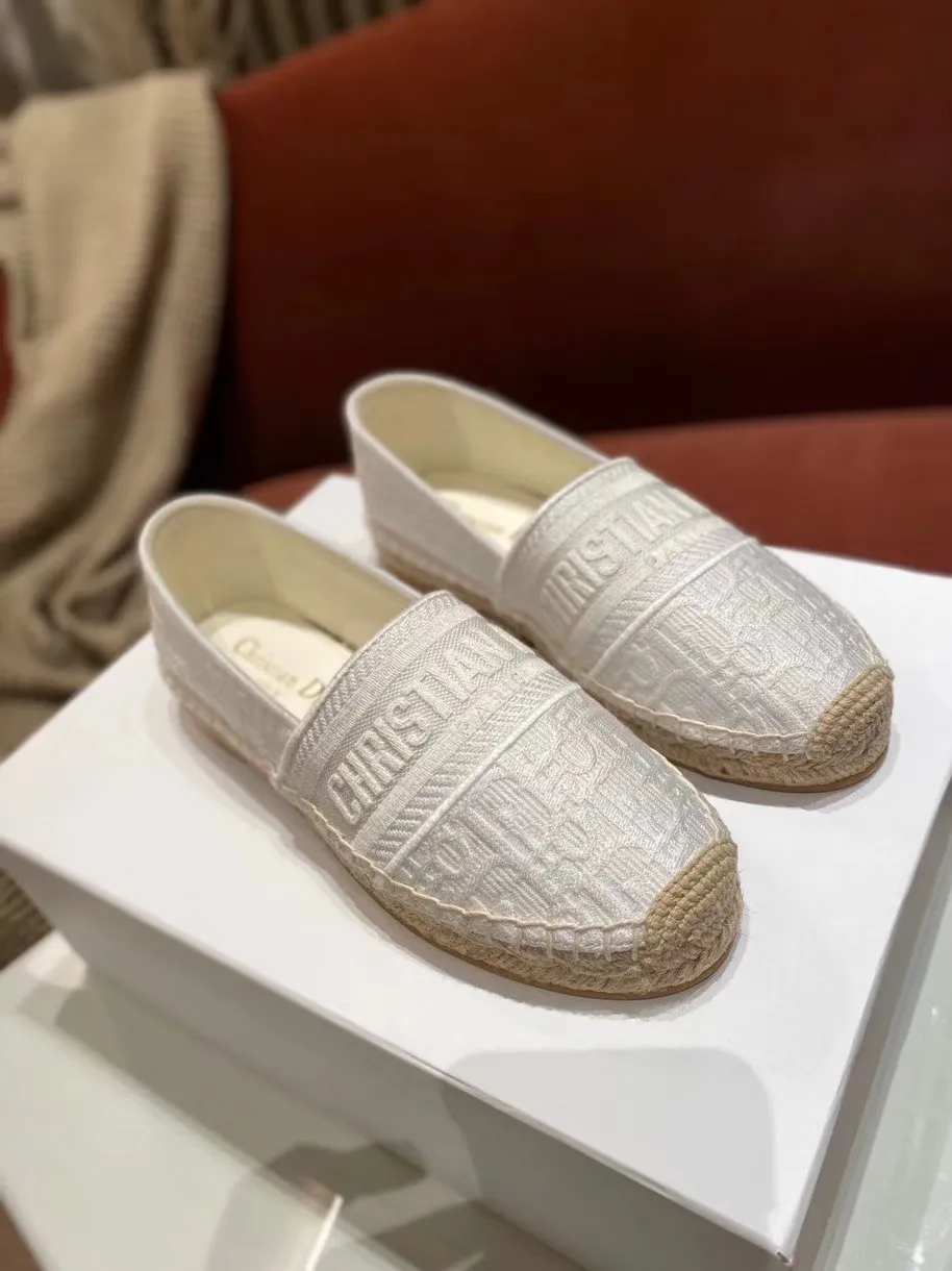 👟👟Ex-factory price 400👟👟 In 2020, new colors are coming simultaneously on the official website of the DIOR fisherman shoe series: original development, original anatomy display, exclusive outsole, you can compare as you like.  [Material] 1⃣️Sole: The only 1:1 exclusive rubber sole on the market 🌸. Fabric original embroidery. Lining: imported sheepskin, delicate and soft. [Size] 35-40.